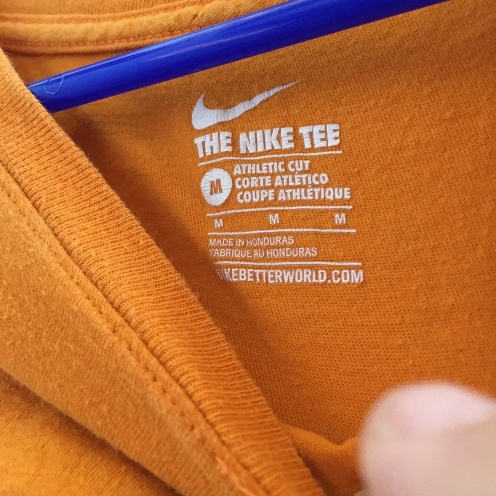 FINAL MARKDOWN NIKE Tennessee football boys tee medium